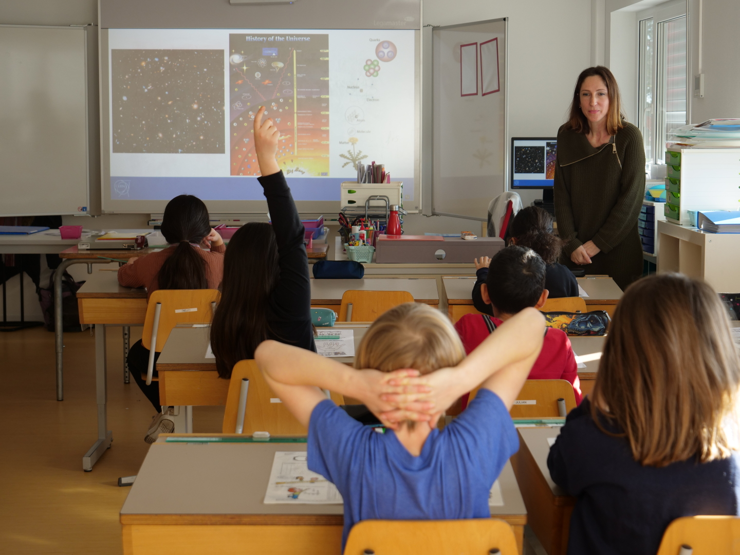 Francesca Giovacchini, a physicist working on the AMS-02 space experiment at CERN, tells pupils at the Satigny-Mairie school about her work. (Image: CERN)