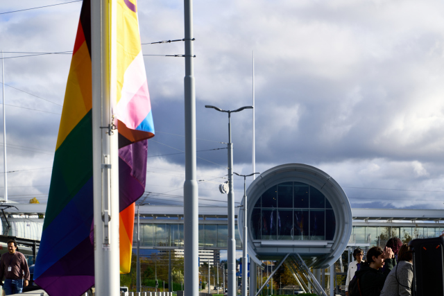 Le drapeau « Progress Pride » au CERN, visible par toutes les personnes se rendant au CERN, passant à côté ou, encore, visitant le Portail de la science, renforce la place importante que la communauté LGBTQ+ occupe dans les recherches menées au CERN. (Image : CERN)
