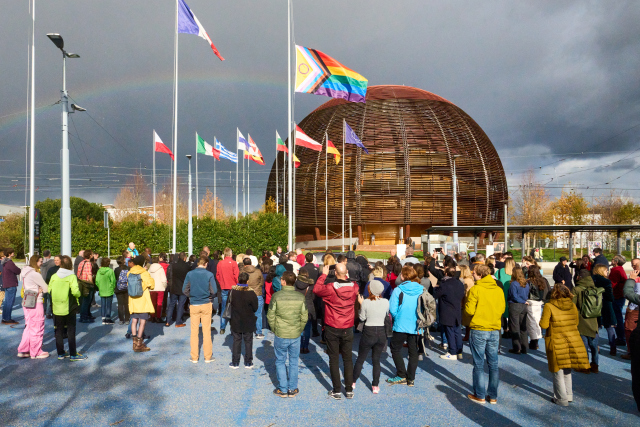 Outre les couleurs habituelles de l’arc-en-ciel, cette version du drapeau « Progress Pride », conçue par Valentino Vecchietti, contient un cercle violet qui représente la communauté intersexe et des flèches colorées qui représentent la communauté transgenre et les personnes LGBTQ+ de couleur. (Image : CERN)